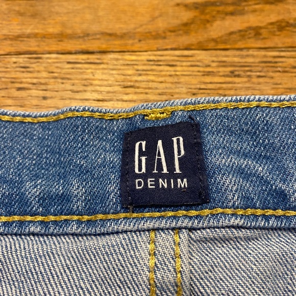Gap size 25 girlfriend jeans.  Worn but in excellent condition - Picture 2 of 4